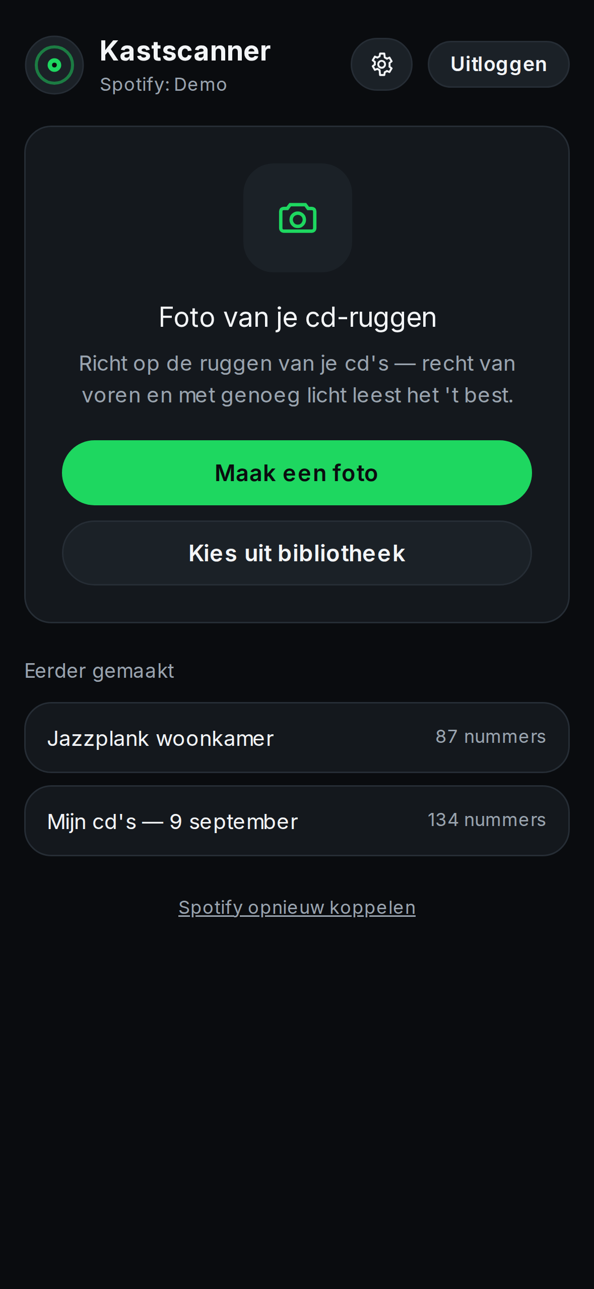Kastscanner op een iPhone: een foto van cd-ruggen met de herkende albums eronder