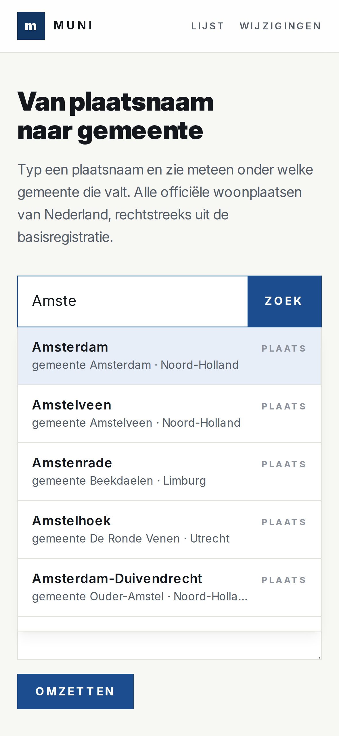 muni op een iPhone: het zoekveld met een half getypte plaatsnaam en de suggesties eronder